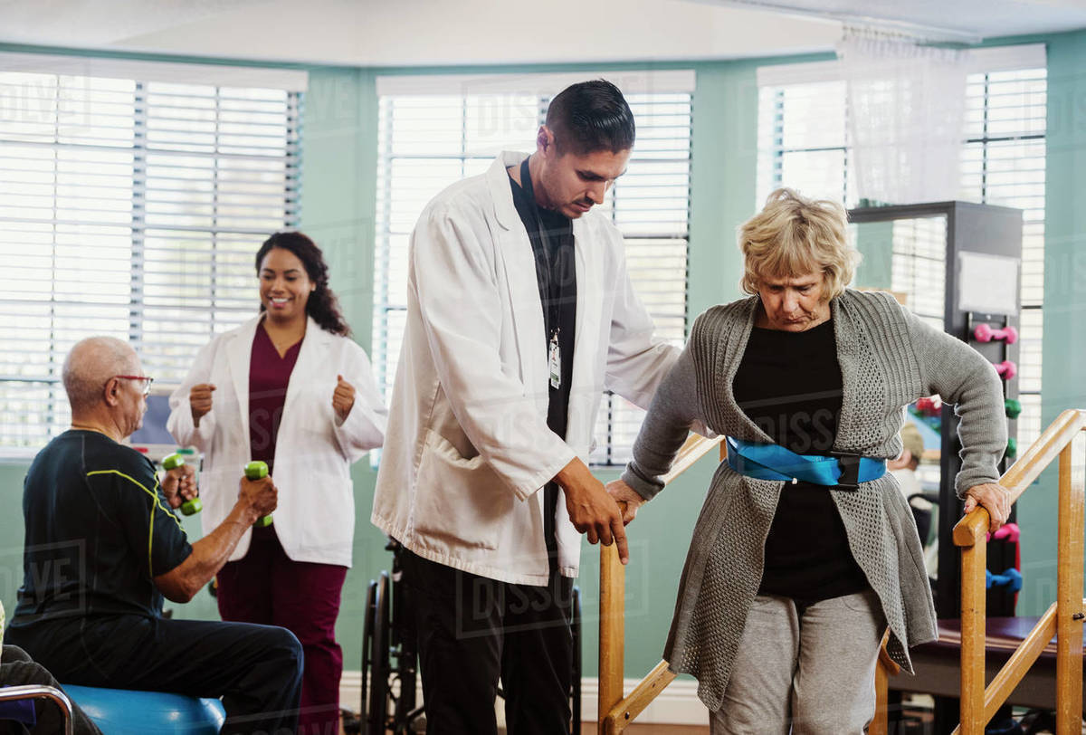 Senior people exercising with therapists during physical therapy Royalty-free stock photo