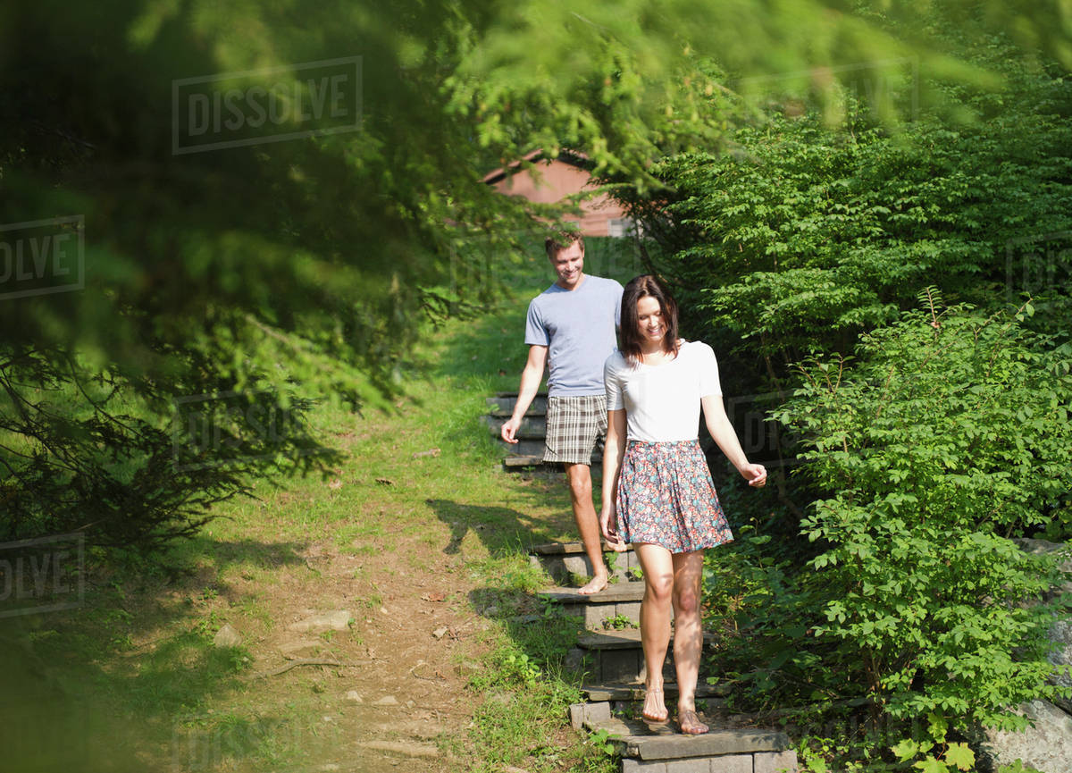 USA, New York, Putnam Valley, Roaring Brook Lake, Couple walking down