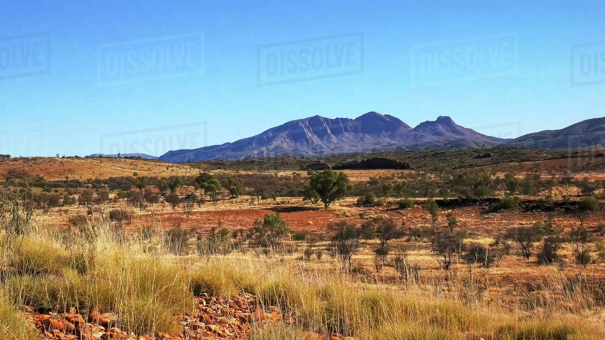 a wide shot of mount sonder in the west macdonnell ranges near alice springs Stock Photo