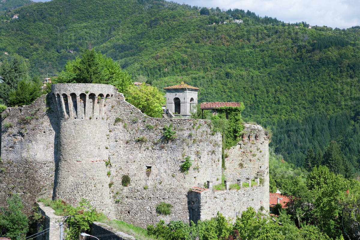 Castelnuovo di Garfagnana, Tuscany, Italy A rundown stone castle set in a valley. Stock